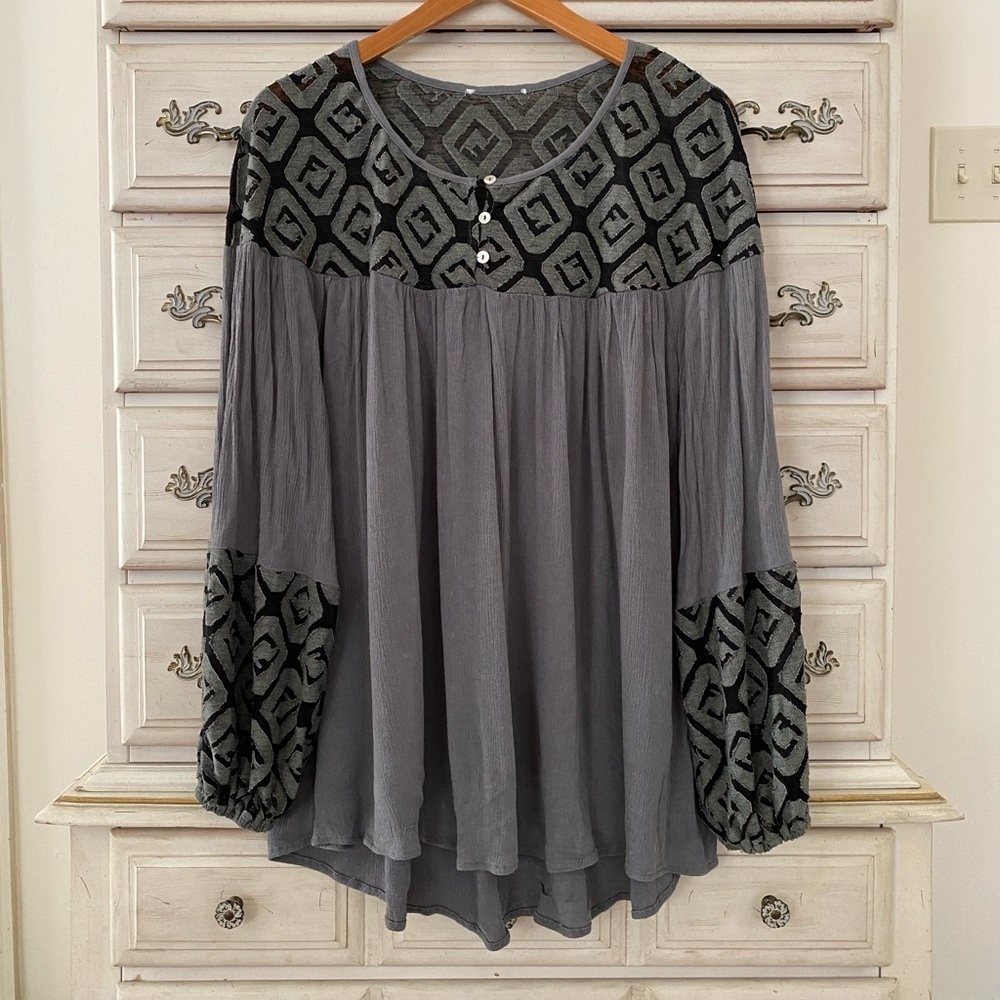 Vici Gray Boho Split-Yoke Peasant Blouse with Black Geo Accents